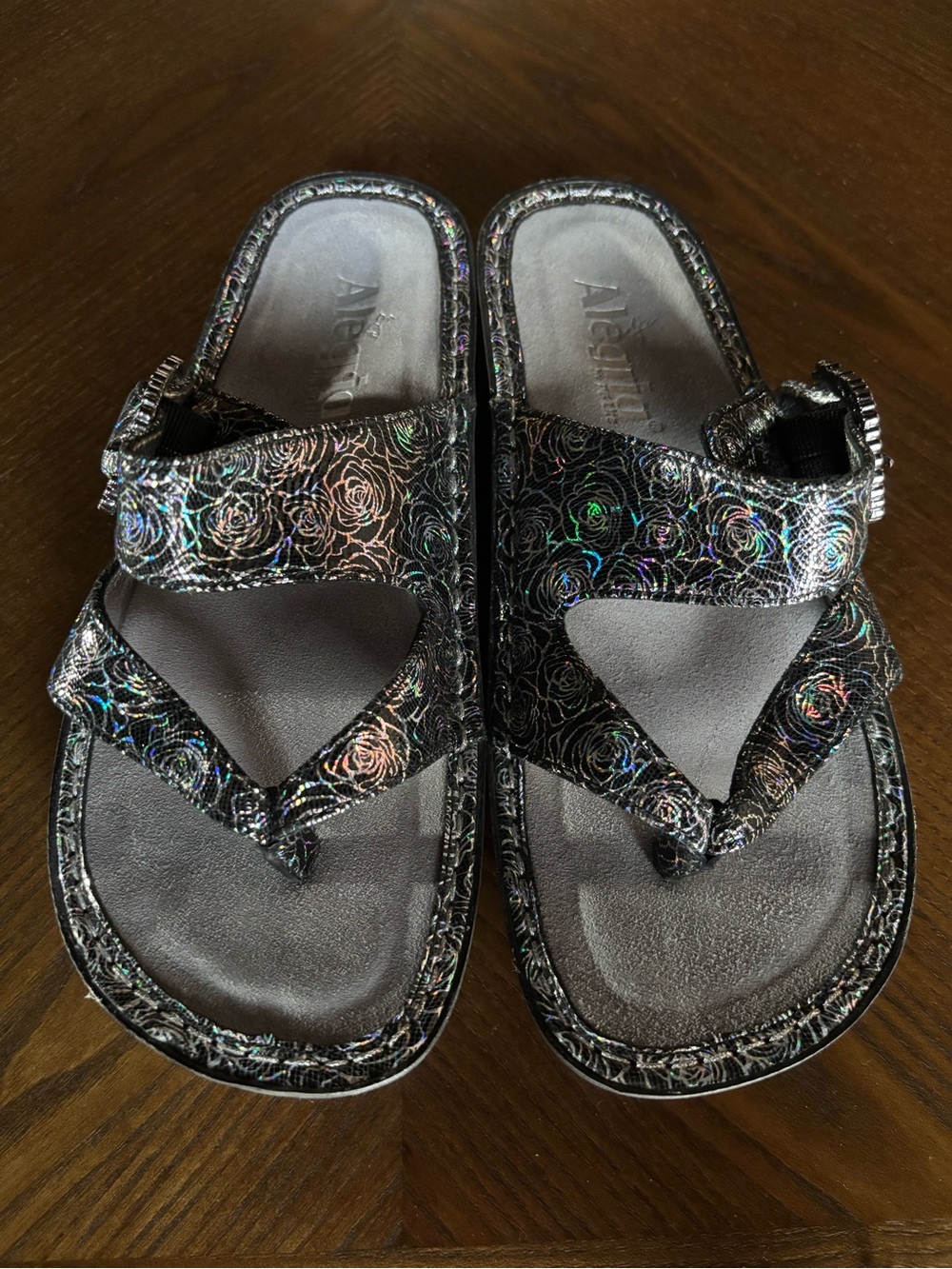 Alegria Valentina Steel Rosette Black Holographic Strap Thong Sandals 37(7-7.5)